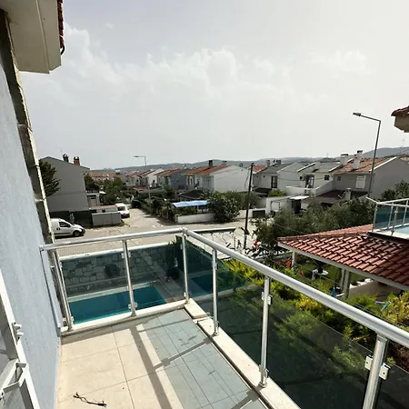 Villa Alacati'da Guenluek Kiralik Havuzlu *