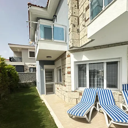 Alacati'da Guenluek Kiralik Havuzlu Villa *