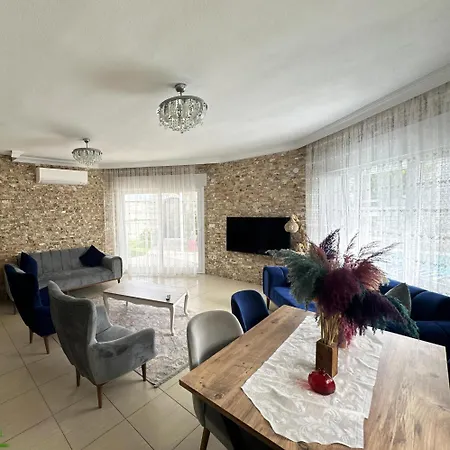 Alacati'da Guenluek Kiralik Havuzlu Villa *