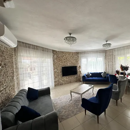 Alacati'da Guenluek Kiralik Havuzlu Villa Cesme