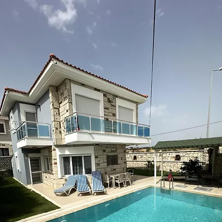 Villa Alacati'da Guenluek Kiralik Havuzlu *