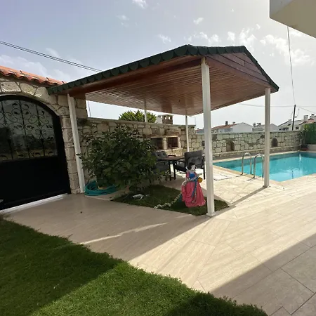 Alacati'da Guenluek Kiralik Havuzlu Cesme