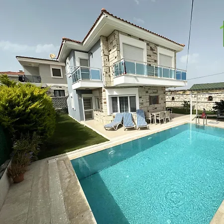 Alacati'da Guenluek Kiralik Havuzlu Cesme