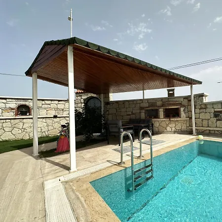 Alacati'da Guenluek Kiralik Havuzlu Villa *