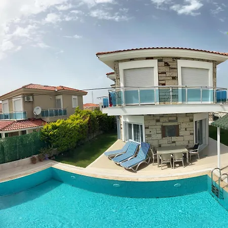 Alacati'da Guenluek Kiralik Havuzlu Cesme