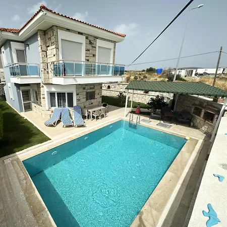 Villa Alacati'da Guenluek Kiralik Havuzlu