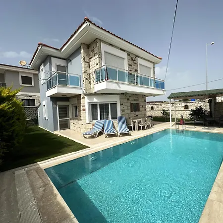 Alacati'da Guenluek Kiralik Havuzlu * Çeşme