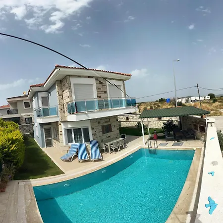 Alacati'da Guenluek Kiralik Havuzlu Villa